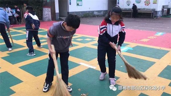 邯山区绿化路小学开展学校卫生大扫除活动(图2)