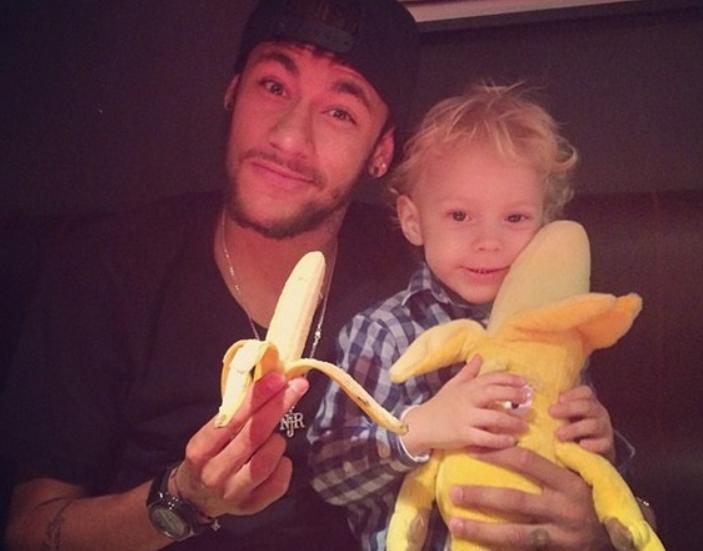 为什么nba开场前会单膝跪地（没得选的选择题！梅西下跪，NFL、NBA、英超，球员何时能站起来？）