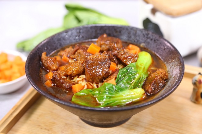 最简单的牛肉面的做法(店里牛肉面30一碗，自己做30块全家吃个痛快，牛肉随便添)