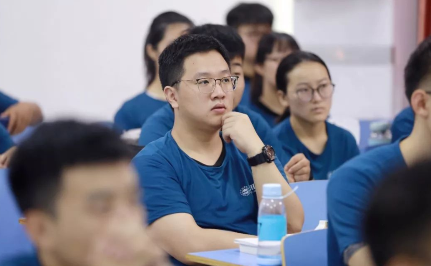 想入伍的大学生迎来好消息，有机会被保送到军校，但要满足条件