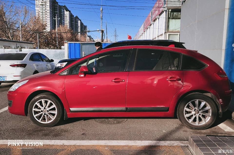 圆了跑车梦，女司机宝石红mustang提车+用车分享，优缺点都有