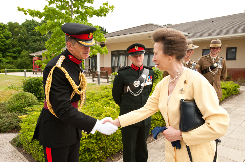 区别看待：英国陆军没有皇家封号，所属部队的皇家封号一抓一大把