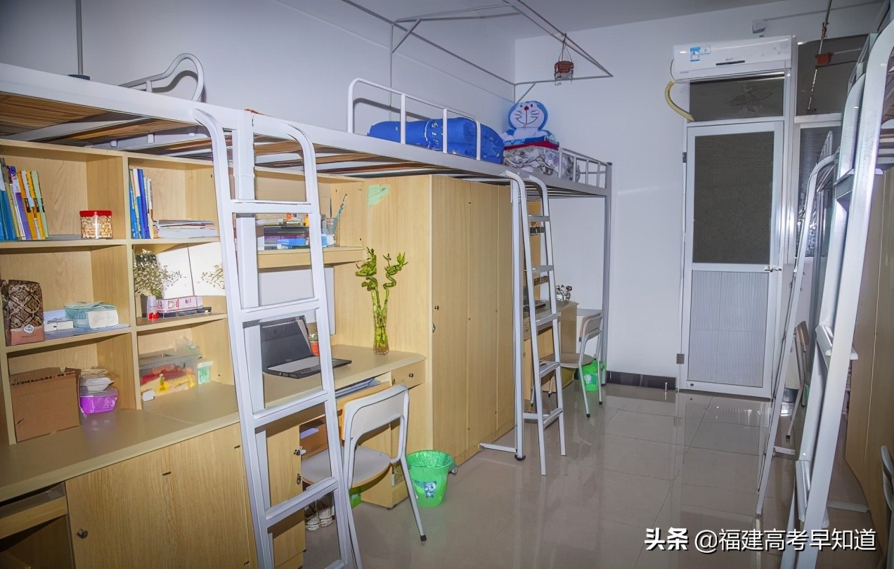 职业技术学院学院住宿条件良好,有独立卫生间,沐浴房和阳台,每个宿舍