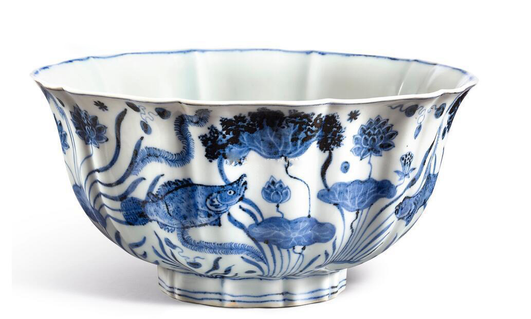 4.明宣德 青花鱼藻纹十棱菱口大盌