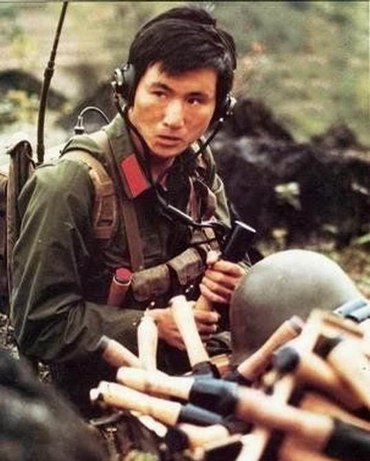 他以一己之力毙敌18人,留下的照片令人震撼,眼神带有浓郁杀气