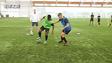 足球快速压迫对手需要什么（一堂完整的1v1压迫训练课）