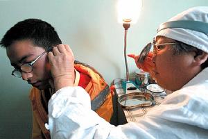 2004年，两少年扒上飞机起落架：一个被风吹下飞机，一个艰难幸存