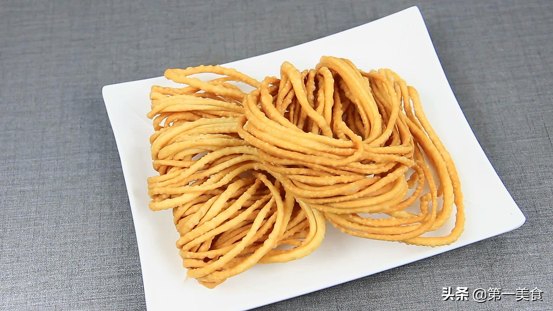 第一美食:大厨教你炸馓子详细做法,焦香酥脆,咬一口直掉渣