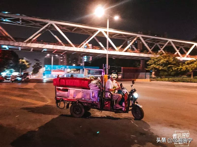 这家晚上10点半才开摊的烧鸭粉!还没开摊就有人在排队