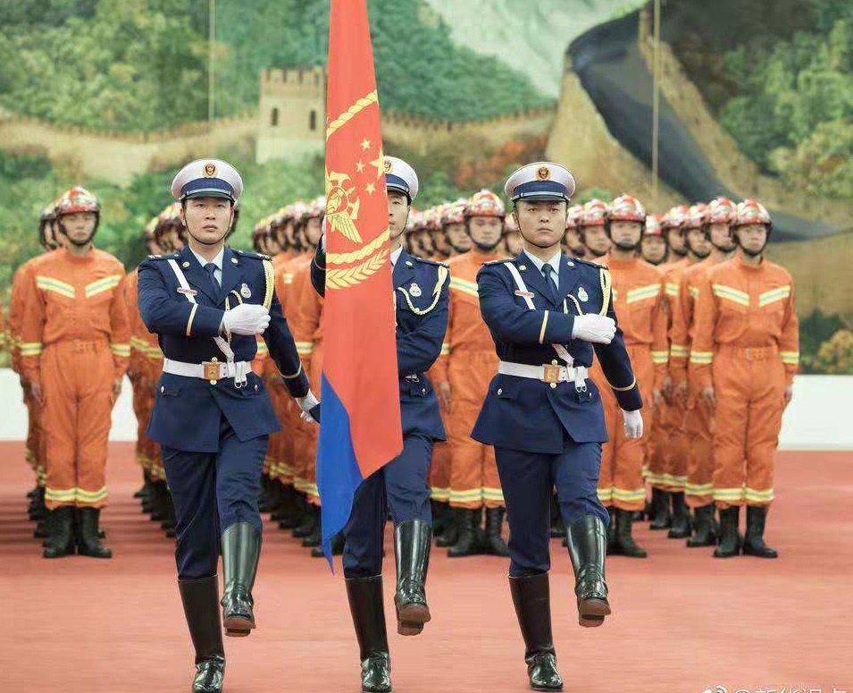 军装是一种外在形象和特殊标志,只要换装的消防员身体里还流淌着消防