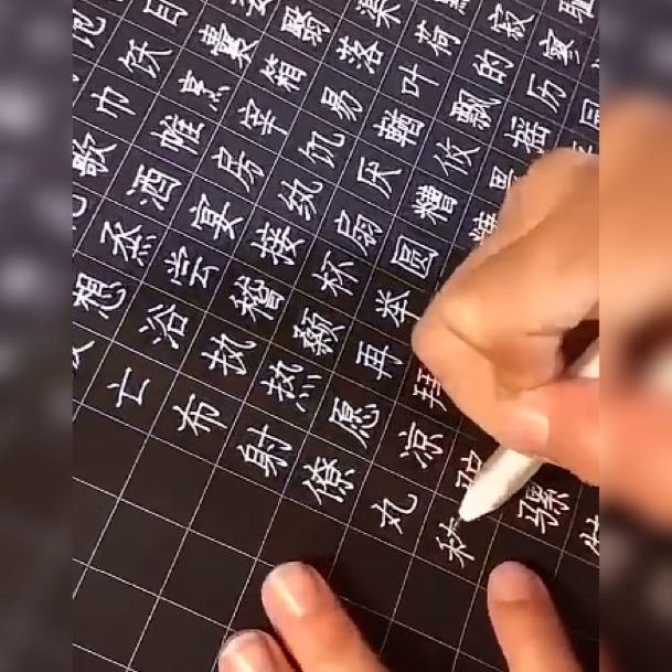小女孩写“千字文”爆火网络，网友：这是小印刷机啊，太工整了