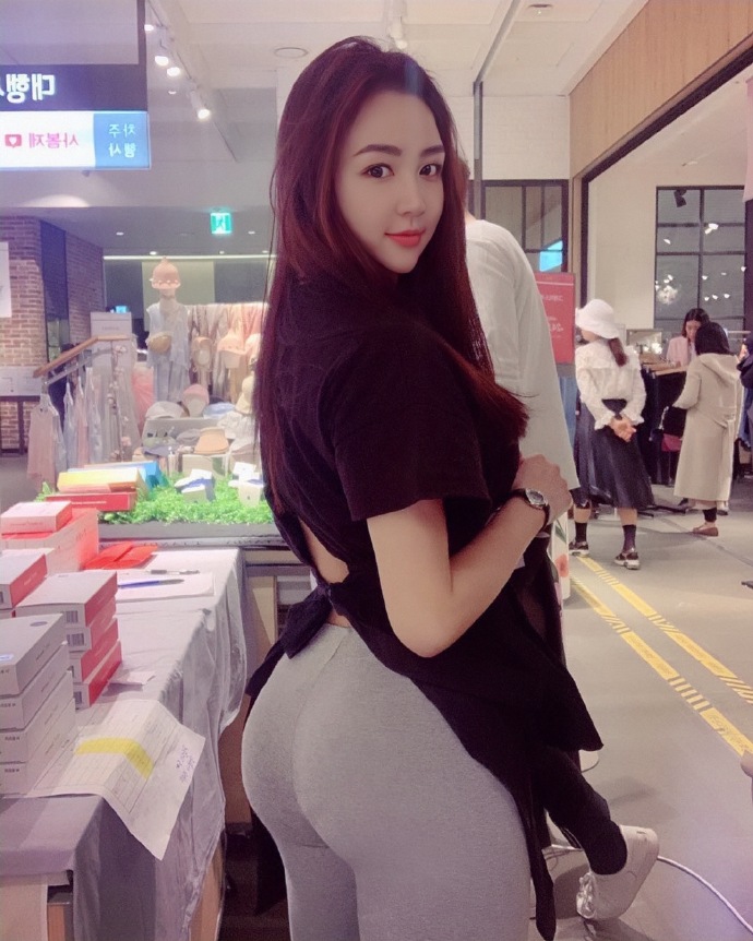 健身女神金太珠,挺翘臀部曲线身材,证明微胖的女孩也可以很性感