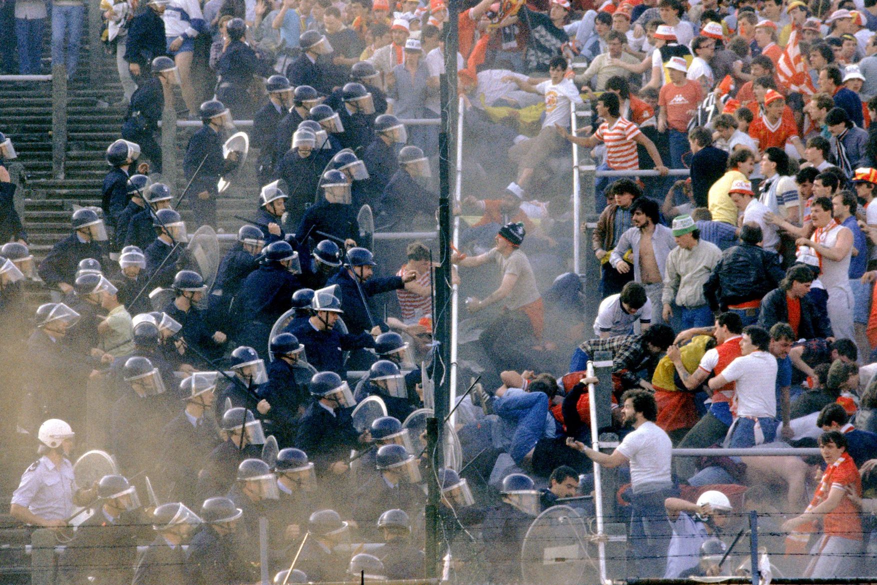 欧洲冠军杯决赛（39人被活活挤死！一场欧洲冠军杯争夺战，如何酿成一场惊天惨剧？）