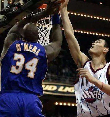 姚明打球圖片大全（姚明NBA生涯6大經典戰役：4分鐘連帽鯊魚3次，奧尼爾：他像有2米4）