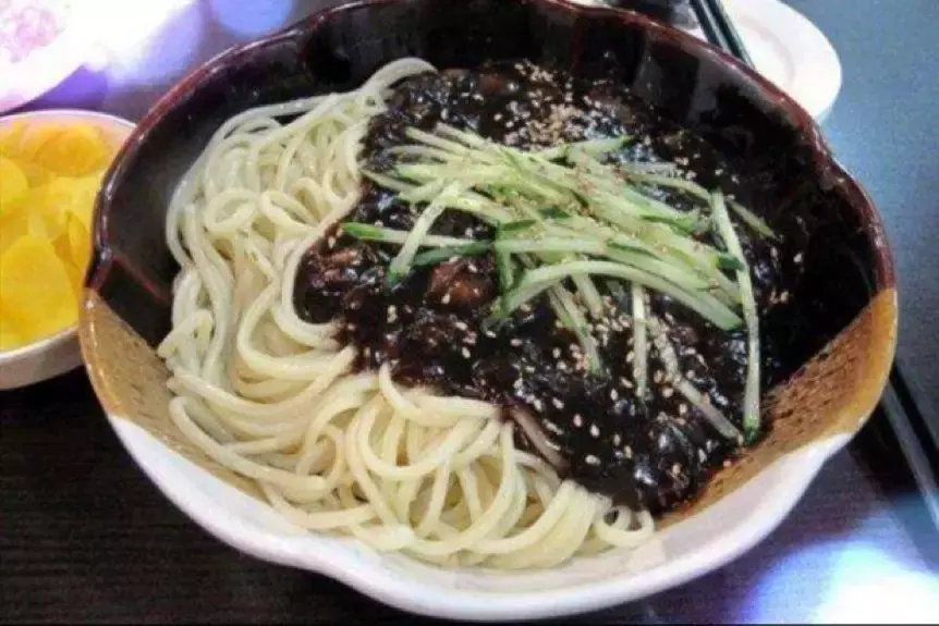 青岛18岁农民韩国打工，靠中国杂酱面让韩流明星疯狂，日售1500碗