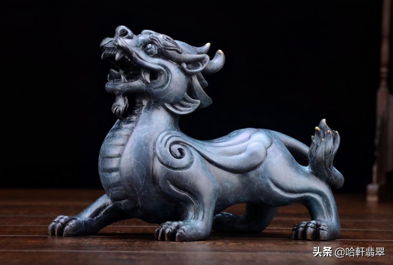 据民间传说,貔貅是龙之九子.自然深受追捧,成为经典的翡翠题材.