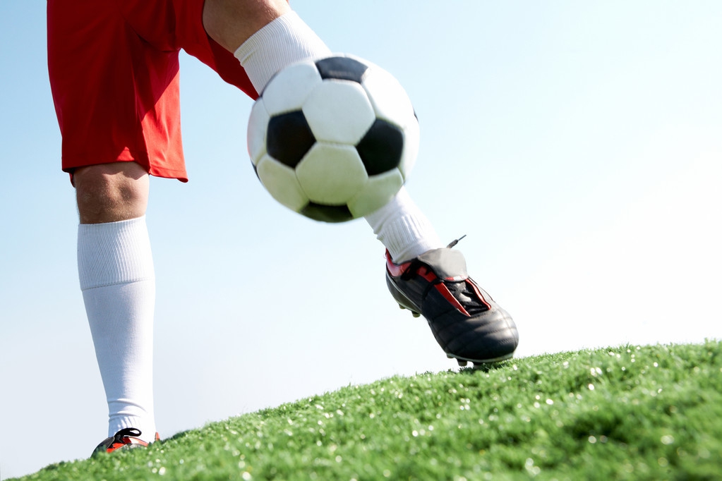 踢足球是不是有氧运动(真实讨论：踢球到底减不减肥？)