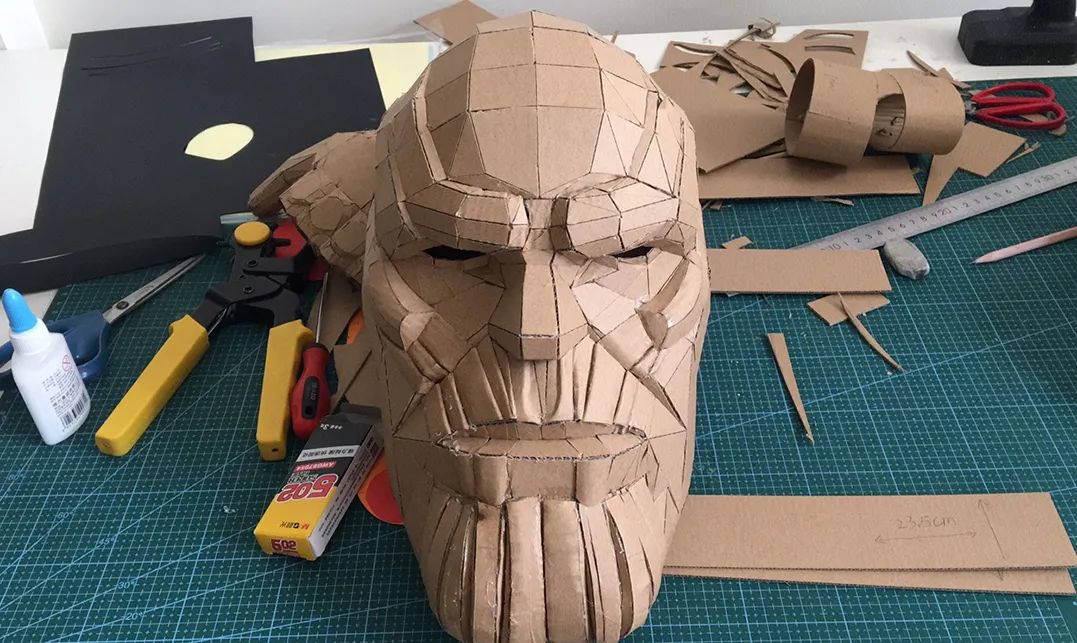 我用纸皮给儿子做了个钢铁侠头盔没想到在b站一夜就火了