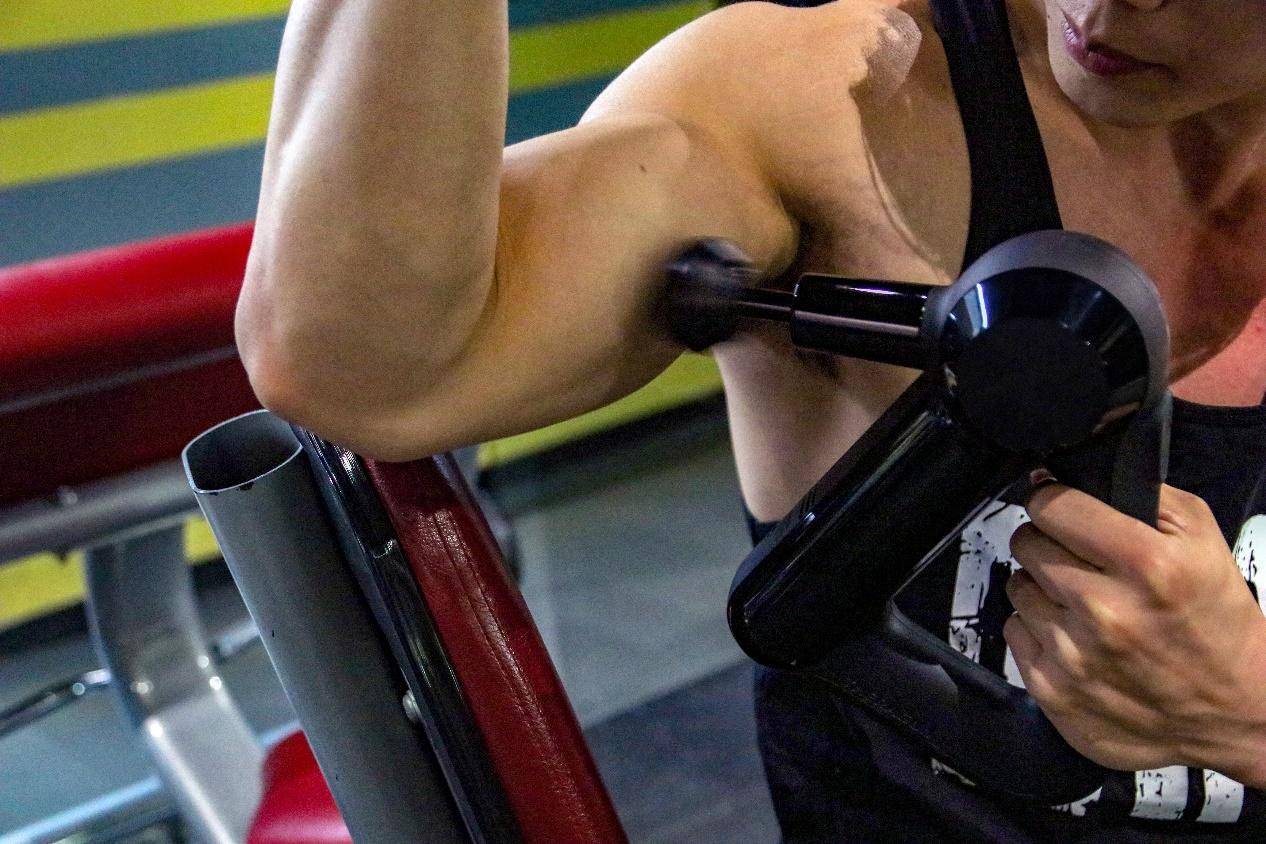 肌健仪为何物,笔者自形惭愧,先前从未听说.