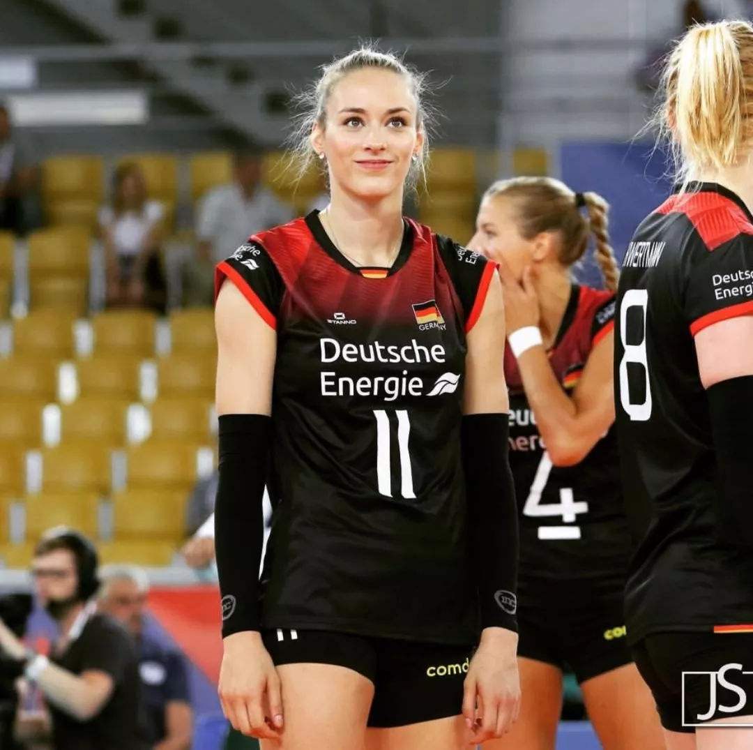 哪种排球质量较好(德国女排美女利普曼选梦之队 朱婷在列 赞朱婷是