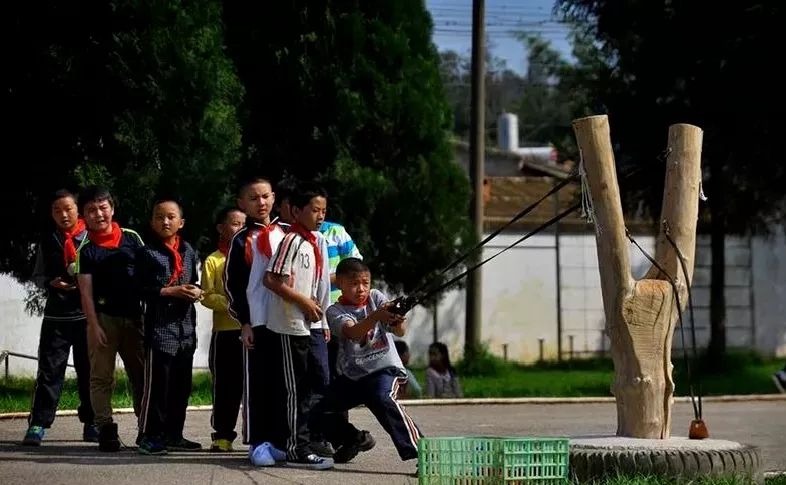 学校操场体育器材(乡村教师用废品为学生做上万件创意体育器材，不得不说他们太会玩)