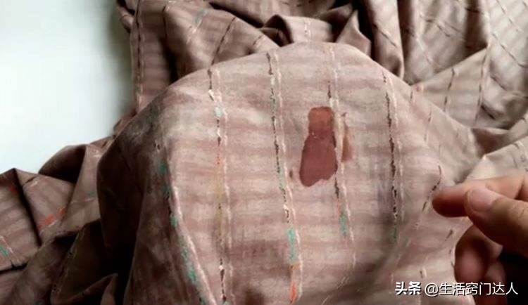 衣物上沾上血渍不易清洗，教你一招，血渍轻松溶解下来，教给家人