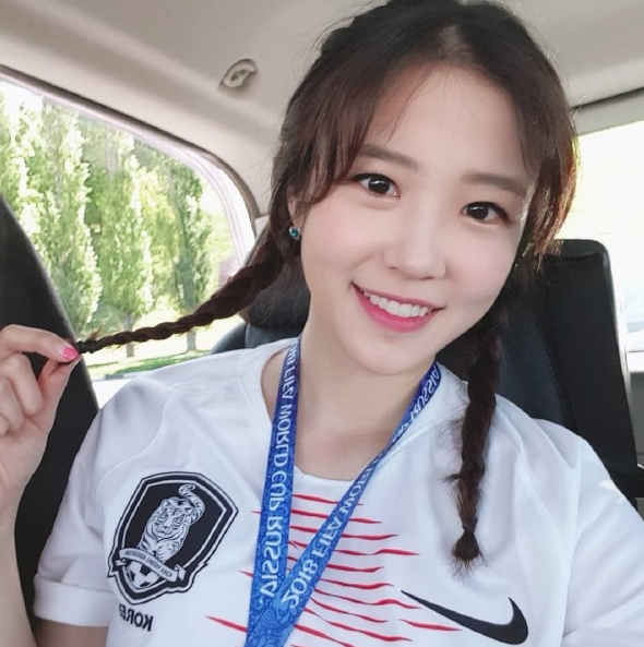 张艺媛2014世界杯(当年世界杯上的回眸一笑,彻底让她爆红,如今越长越