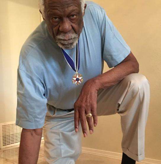 单膝下跪的含义 _飞翔号