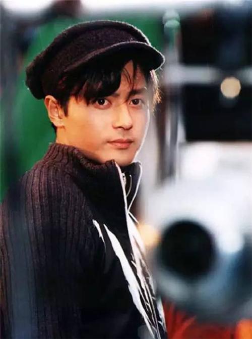 20多年前,张东健曾被称为韩国第一帅哥,是南韩整容范本