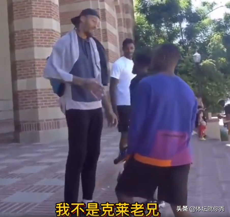 这个NBA球员扮他博抢镜(爆笑！恶搞哈登叫威少的名字，哈登眼神太吓人，一身腱子肉抢镜)