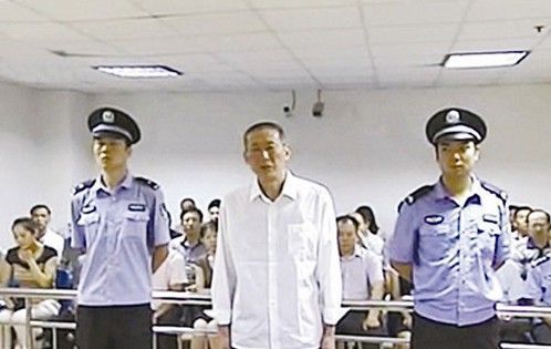 妻子惨死家中，丈夫被判无期，19年后再次开庭，法院：我们搞错了