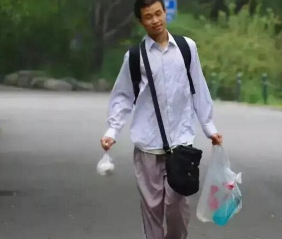 北大“数学之神”韦东奕，斩获100万奖金，自爆不会英语不出国
