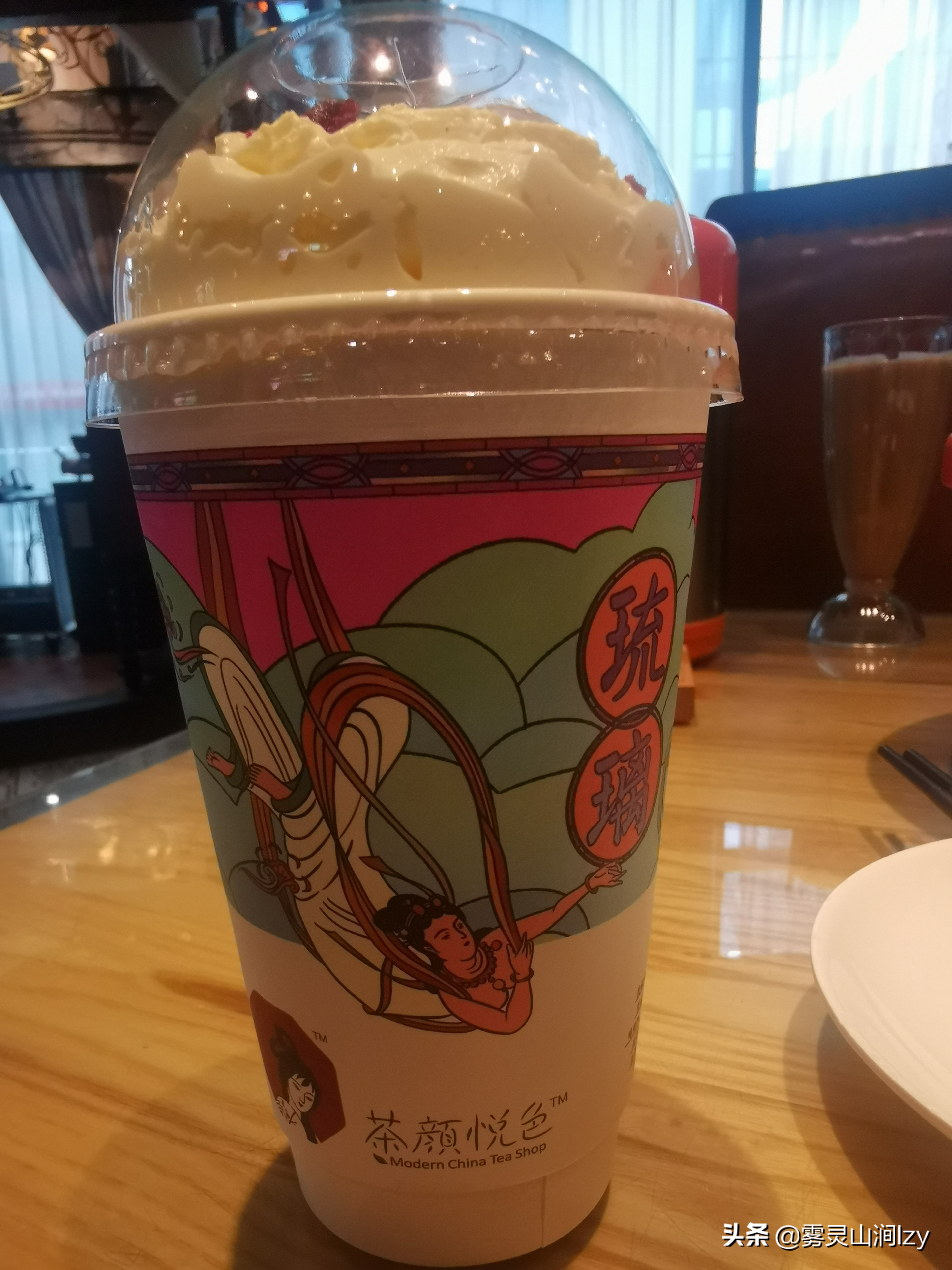 茶颜悦色是主打中国风,所以其奶茶杯上,菜单,或者周边都是用了大量