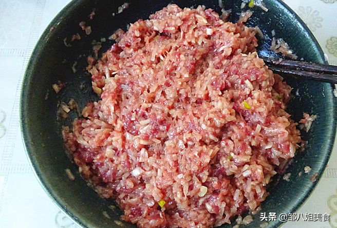 牛肉饺子馅的做法(做牛肉馅饺子，记住“2放3不放1窍门”，饺子鲜香多汁，不腥不柴)