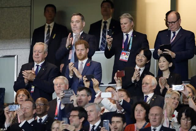 日本皇室亲临世界杯现场(哈里与日本文仁亲王同场观赛，表情凝重；梅根家中带娃)