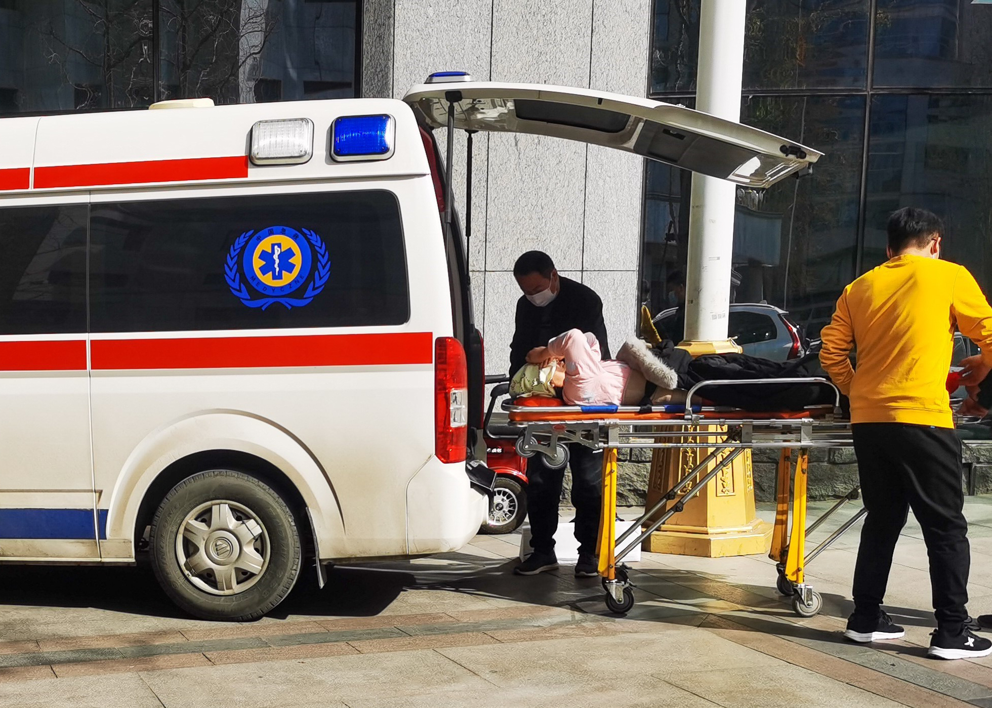 黑救护车的疯狂生意经：病房里揽客，在太平间挟尸要价，单程报价上千元后，仍有患者死在半路