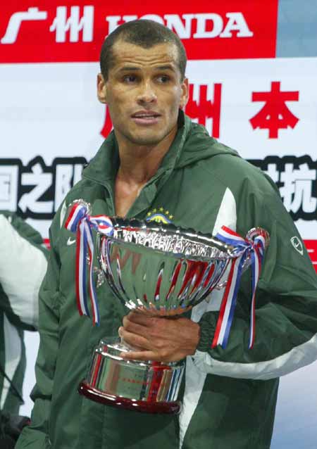 2002世界杯巴西對中國上場（多么冒險！2003年非典期間，中國隊與巴西隊在廣州踢了場友誼賽）