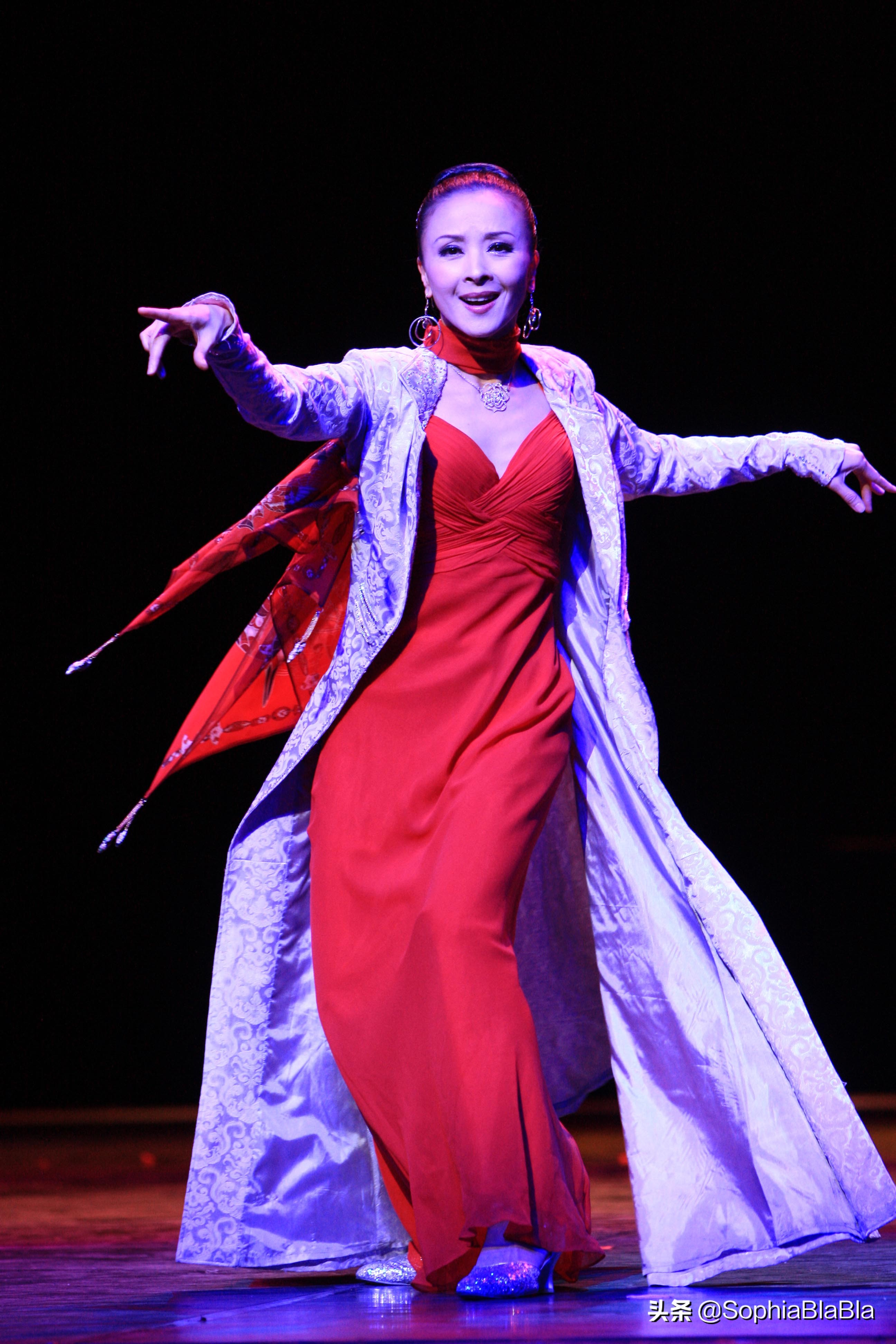 今日,听闻舞蹈家,演员周洁驾鹤西去,我们无奈和惋惜生命之脆弱和不可