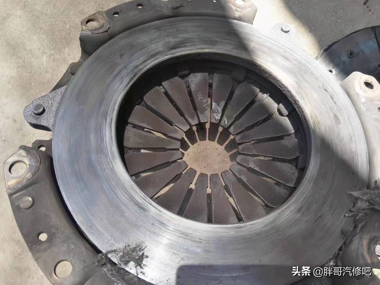 不及时更换正时皮带的后果，离合片惨不忍睹