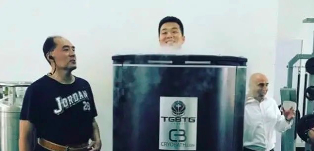 nba球员为什么嚼冰块（为何詹姆斯C罗梅西，在比赛后要钻进急冻箱？气温低达零下200度）