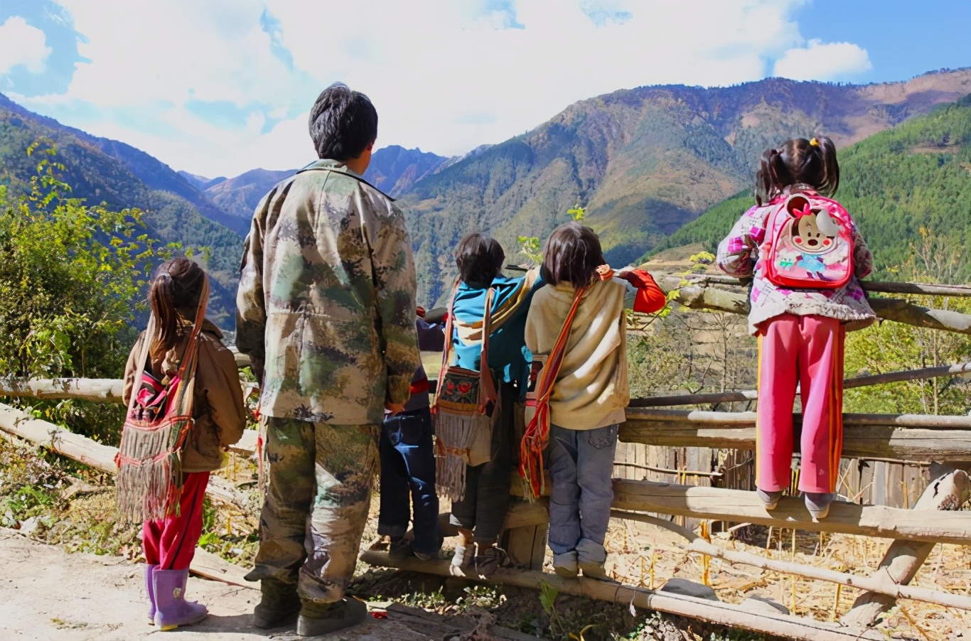 大学生乡村支教，是添乱还是传递知识，教师含泪恳求“别再来了”