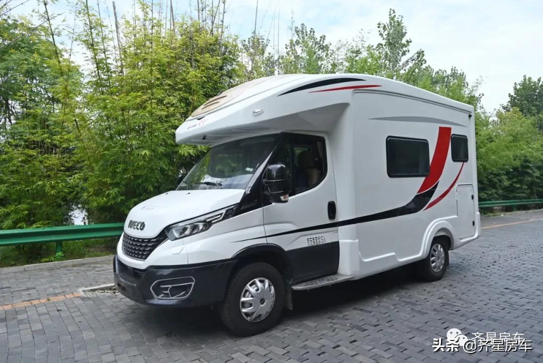 齐星进口依维柯额头升顶房车,奢华内饰,百万级豪车,车友定制版