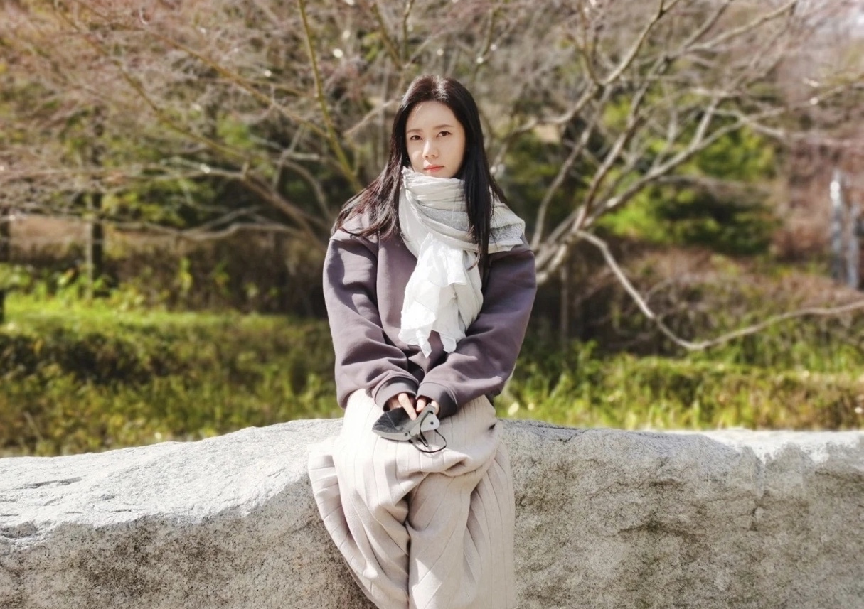 韩国神颜秋瓷炫晒近照，素颜郊游没明星架子，穿卫衣配长裙真减龄