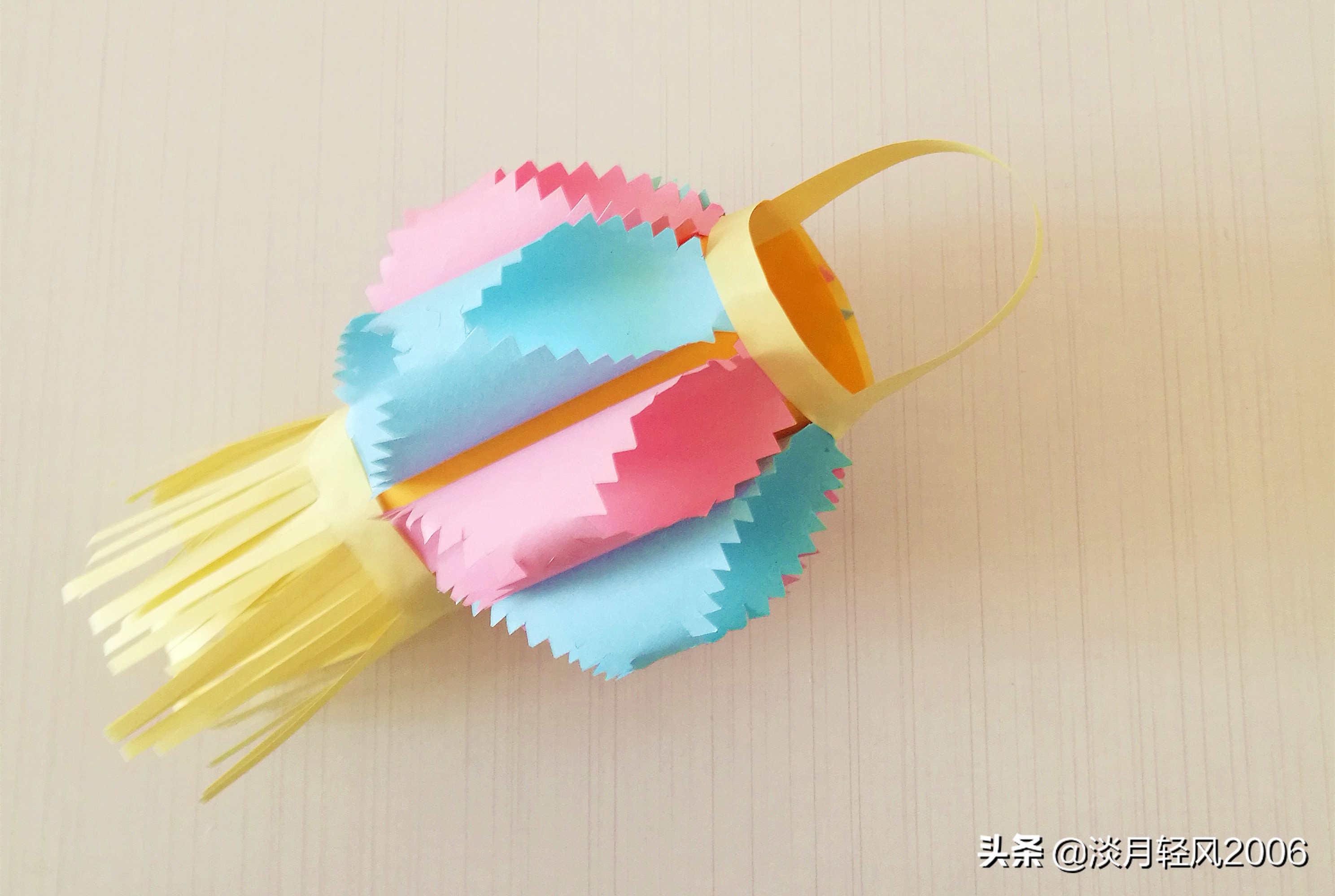 的样子看看做好的花灯拎起来看看这个小灯笼做法简单,可以当亲子手工