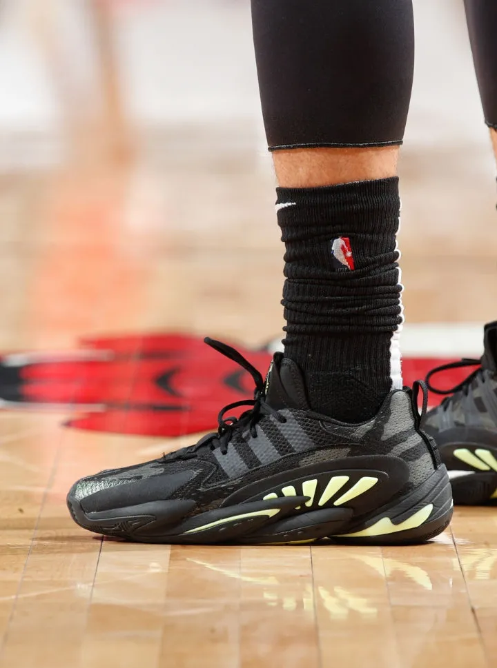 nba穿李宁鞋的球员有哪些（NBA球员上脚：詹姆斯2双签名鞋，巴特勒穿李宁驭帅14？）