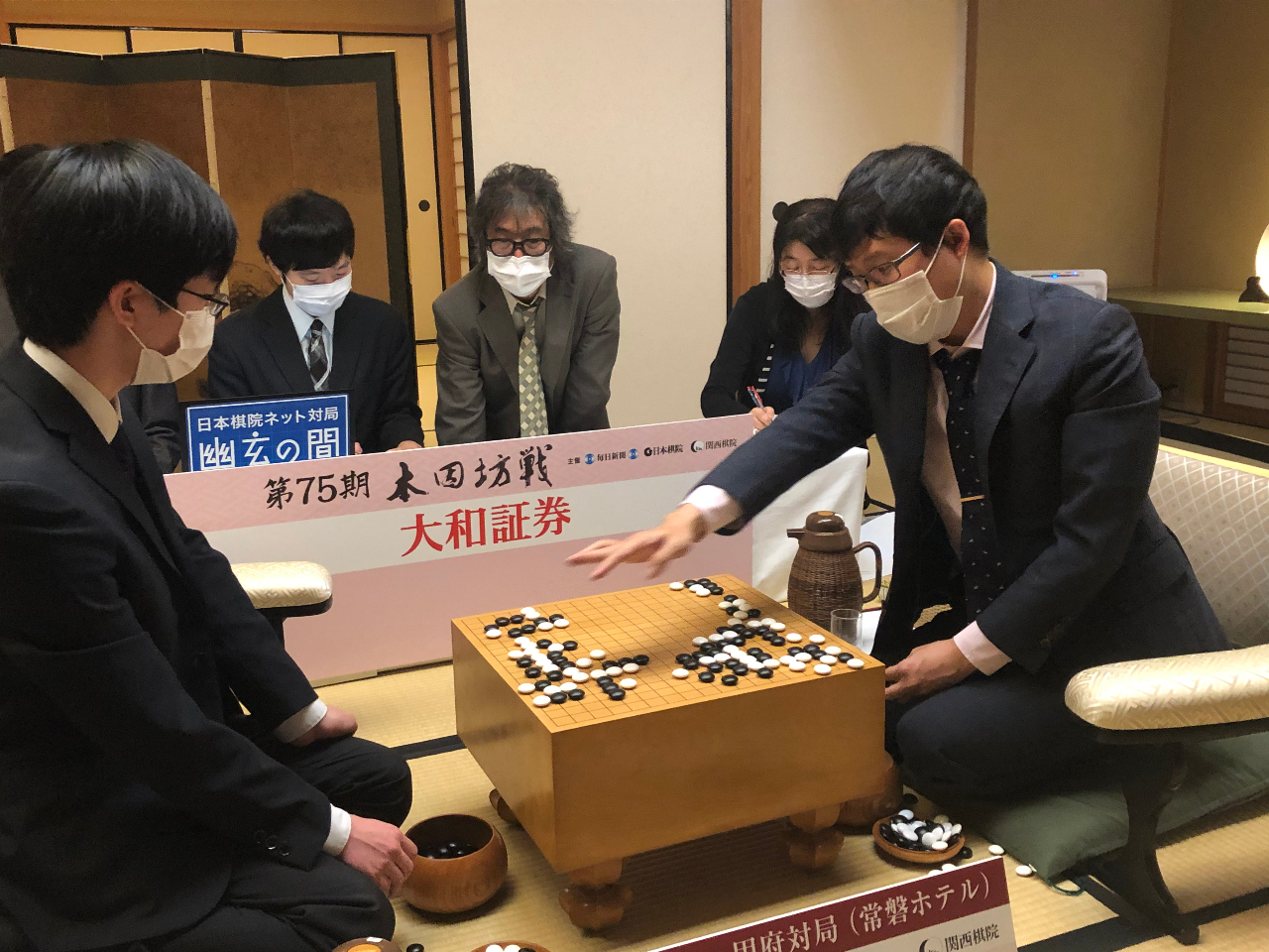 井山裕太芝野虎丸本因坊(日本本因坊战首局开战 井山裕太完胜芝野虎丸)