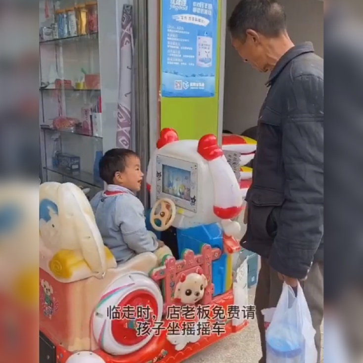 隔辈亲有多亲？看得人动容，爷爷攒钱大半年，为给孙儿买一罐奶粉