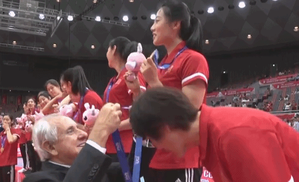 2019世界杯女排升国旗（升国旗奏国歌！郎平携16名女排姑娘登上领奖台，朱婷霸气捧起奖杯）