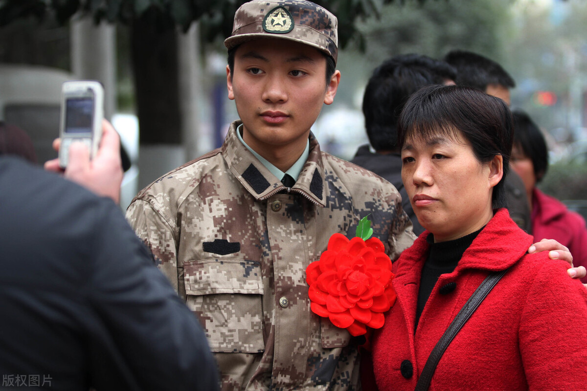 大学在读期间当兵，是很好的选择，我给小李这样分析