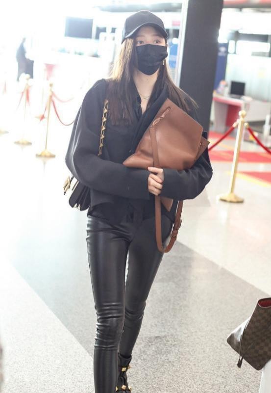 也就关晓彤敢穿紧身皮裤,虽然有点皱,但108cm长腿也太吸睛了